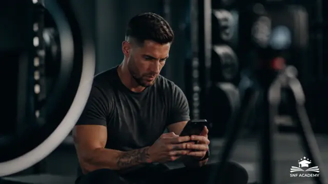 Fitnesscoach plant Beiträge für soziale Netzwerke mit dem Smartphone